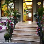 马尔马里斯城市酒店